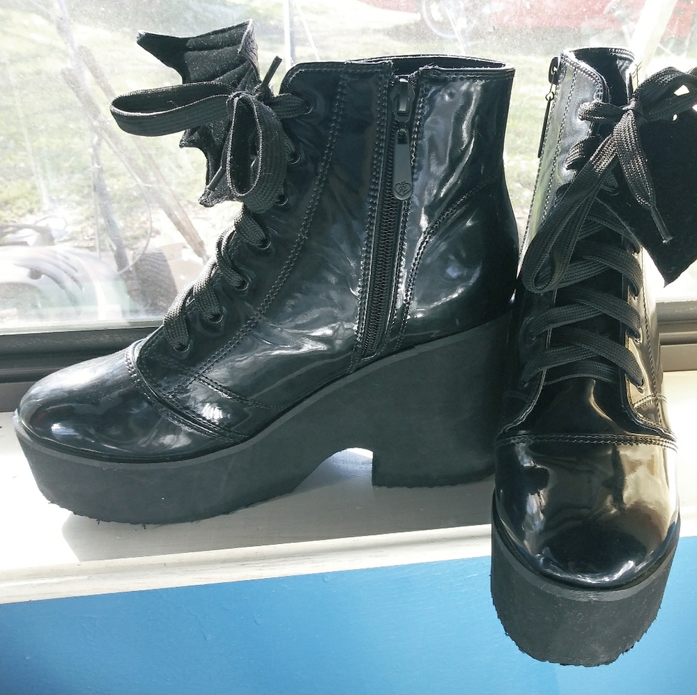 Iron fist bat wing patent boot